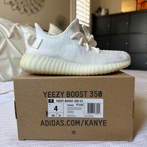 💢OFFERS WELCOME💢 White Yeezy Boost 350 V2 - Picture 3 of 7